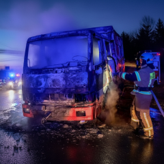 Аварійний стан автобуса вночі на дорозі