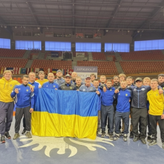 Українські борці на підіумі з медалями