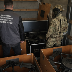 Командир военной части осматривает дроны