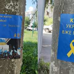 Жінка збирає дані про російських військових