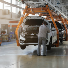 АвтоВАЗ припиняє виробництво на місяць: офіційна причина та реальні мотиви