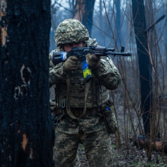Военные самолеты и взрывы над городом