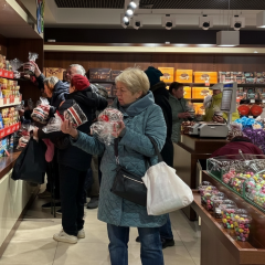 Queues for Easter cakes 'Roshen' in Kyiv