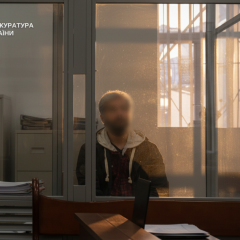 Девушка плачет в суде