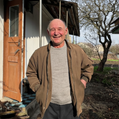 Man evacuating with chickens, dog and washing machine