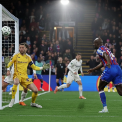 Fiorentina players attacking Crystal Palace