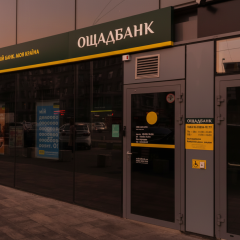 Лого Ощадбанка на фоне карты Украины