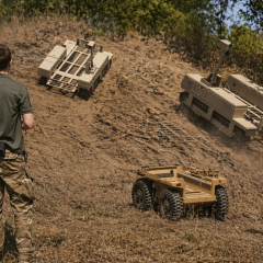 Робот-воїн в атаку на позицію РФ