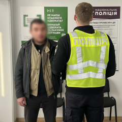 Осужденный грабитель в зале суда