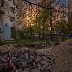 Дівчина в ямі поблизу Києва