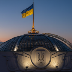 Группа людей смотрит на таблицу