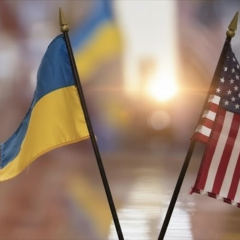 Флаг Украины и американские доллары