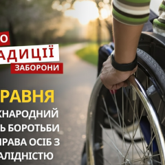 Глухая женщина с салфеткой в руках