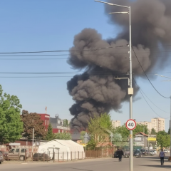 Масштабный пожар на СТО в Киеве