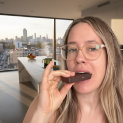 Australian woman tries Ukrainian candy «Jack»