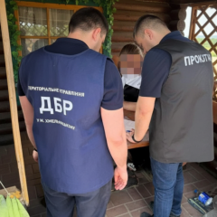 Посадовцю ДМС на Хмельниччині оголосили підозру