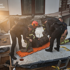 Людина провалюється в яму на будівництві