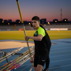 Спортсмен прыгает с шестом на рекордную высоту