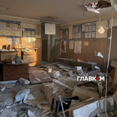 Поврежденные здания и паспортный сервис в Киеве