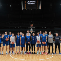 Групповое фото сборной Украины по баскетболу