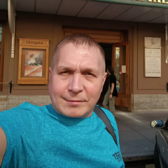 Фото Павла Чернявського на тлі воєнного поля