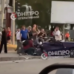 Авто влетіло в зупинку: загибла жінка