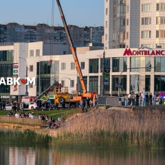 BMW вилетів на тротуар та збив пішоходів