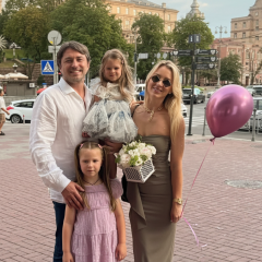 Родители улыбаются на романтическом ужине
