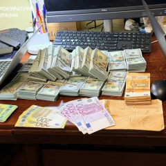 Обшуки у топпосадовців Нацполіції: вилучено 22 млн грн та елітні авто