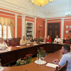 Комиссия на фоне здания университета