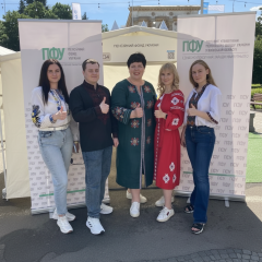 Логотипи компаній на фоні міста