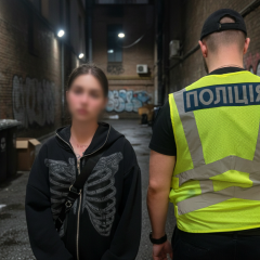 18-річна дівчина напала на військового