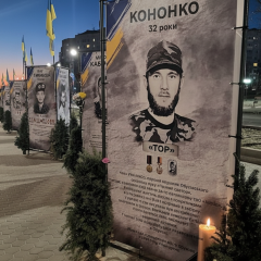 Школярки танцюють під російську пісню