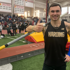 Ukrainian pole vaulter breaks NCAA record