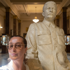 Snezhana Yegorova against the background of the Russian flag