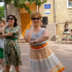 Вчитель танців на шкільному шоу