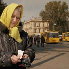 Людина з проїзною квитанцією в руці