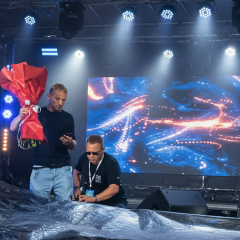 Сцена провалилась во время выступления