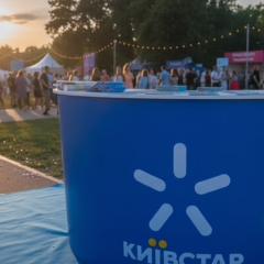 Логотип Київстару з символічними гривнями