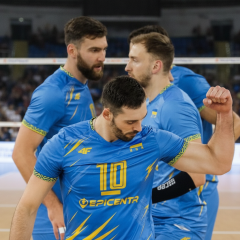 Збірна України волейболу грає з Японією