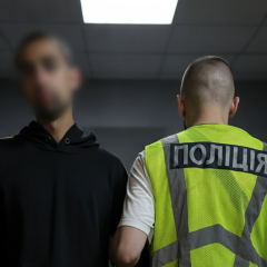 Побитый мужчина лежит на земле