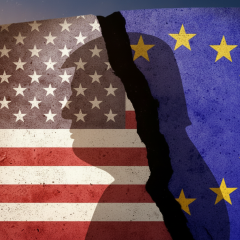 Прапор США з літерою Е на карті Європи