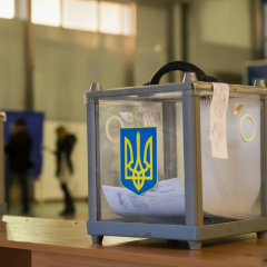 Українець з кульками валіз у руках