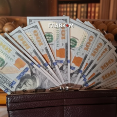 People and banknotes in Ukraine