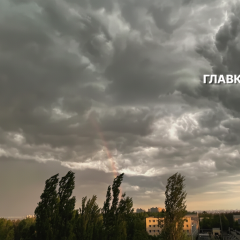 Небо з хмарами і сонцем на вихідні