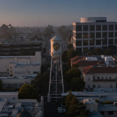 Логотипи Warner Bros. Discovery і Paramount