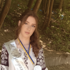 Львовская выпускница с улыбкой держит диплом