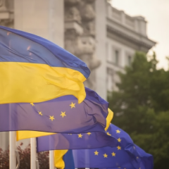 Прапор України на тлі Європейського союзу