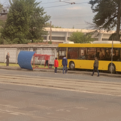 Автобус на зупинці у Києві