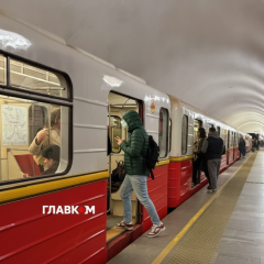 Маршрутка йде по вулиці в Києві